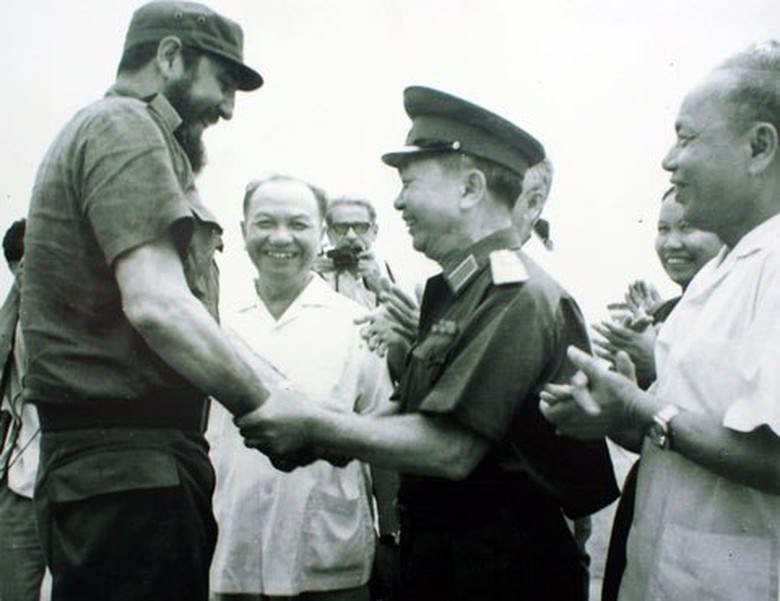 Đại tướng V&otilde; Nguy&ecirc;n Gi&aacute;p tiếp đ&oacute;n Chủ tịch Fidel Castro thăm Việt Nam. 