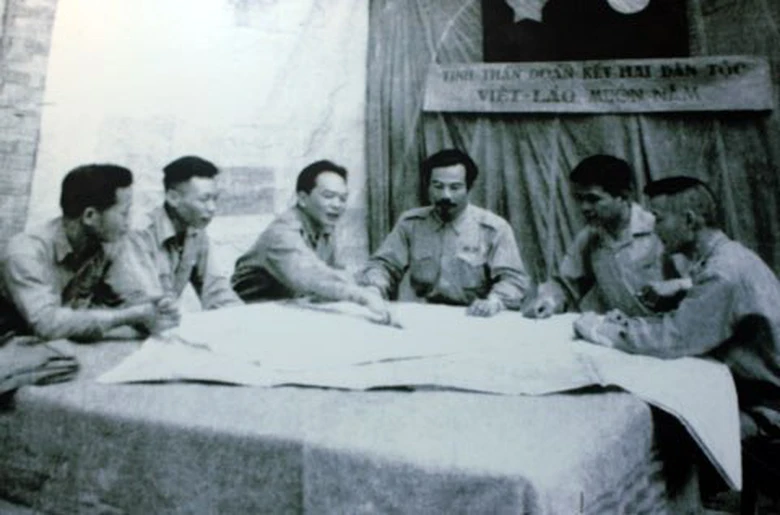 Đại tướng v&agrave; Ho&agrave;ng th&acirc;n Souphanouvong b&agrave;n kế hoạch mở chiến dịch Thượng L&agrave;o (1954).