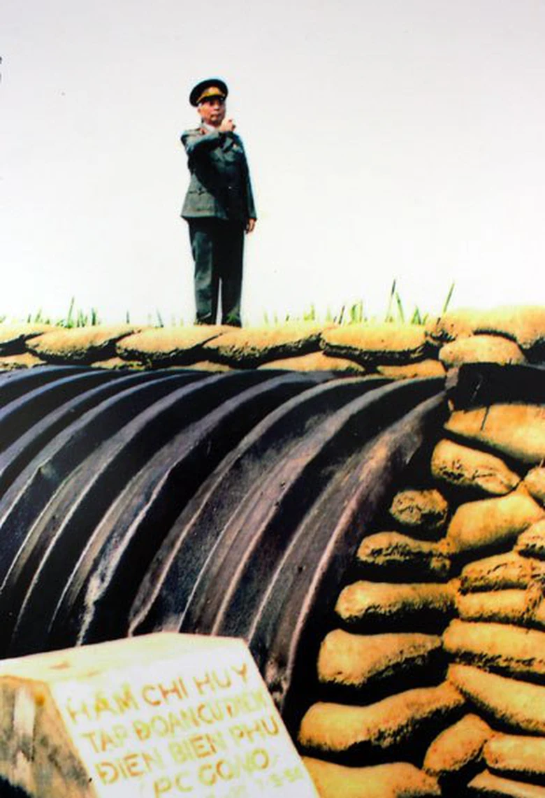 Đại tướng V&otilde; Nguy&ecirc;n Gi&aacute;p đứng tr&ecirc;n n&oacute;c hầm của tướng De Castries, nhớ về những chiến c&ocirc;ng h&agrave;o h&ugrave;ng của chiến dịch Điện Bi&ecirc;n Phủ 50 năm trước.