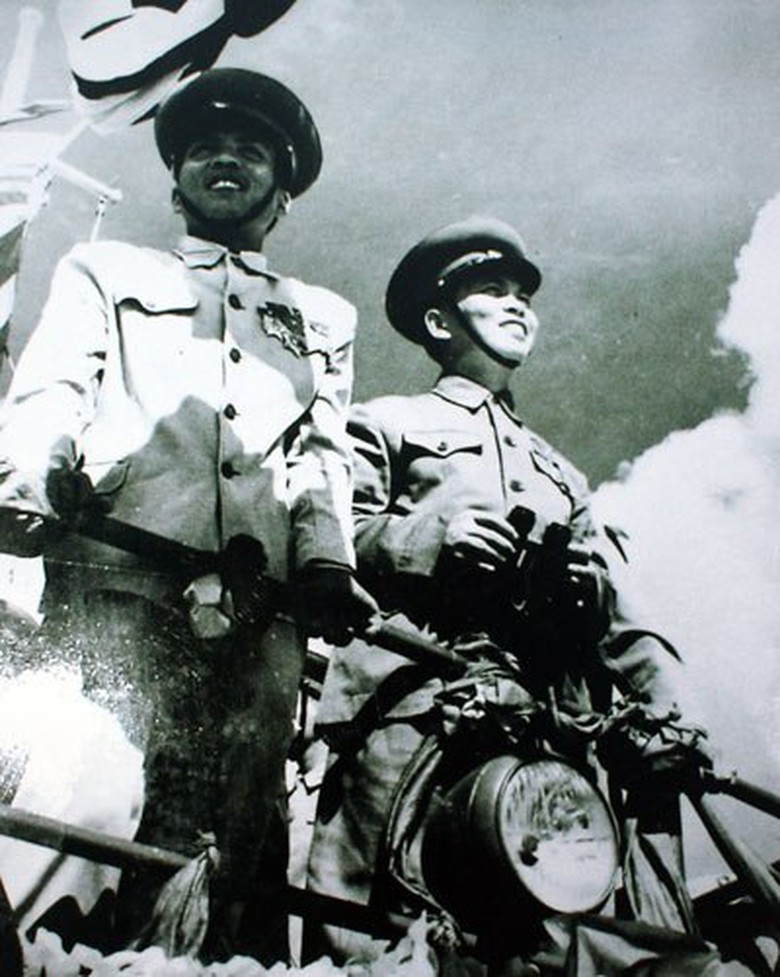 Đại tướng V&otilde; Nguy&ecirc;n Gi&aacute;p (người đầu ti&ecirc;n b&ecirc;n phải) tại buổi lễ th&agrave;nh lập 2 thủy đội S&ocirc;ng L&ocirc; v&agrave; Bạch Đằng, những đơn vị hải qu&acirc;n đầu ti&ecirc;n của Hải qu&acirc;n nh&acirc;n d&acirc;n Việt Nam (ng&agrave;y 24/8/1954).