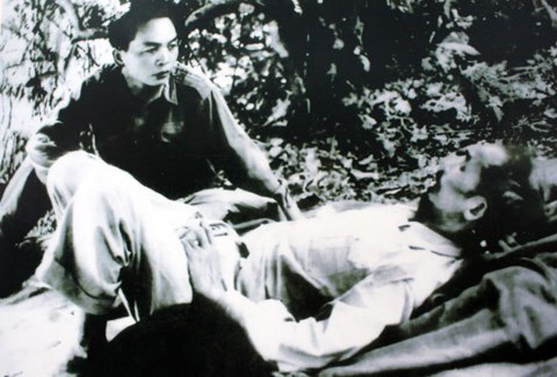 Tr&ecirc;n đường đi chiến dịch Bi&ecirc;n Giới, đại tướng thăm Chủ tịch Hồ Ch&iacute; Minh (1950).