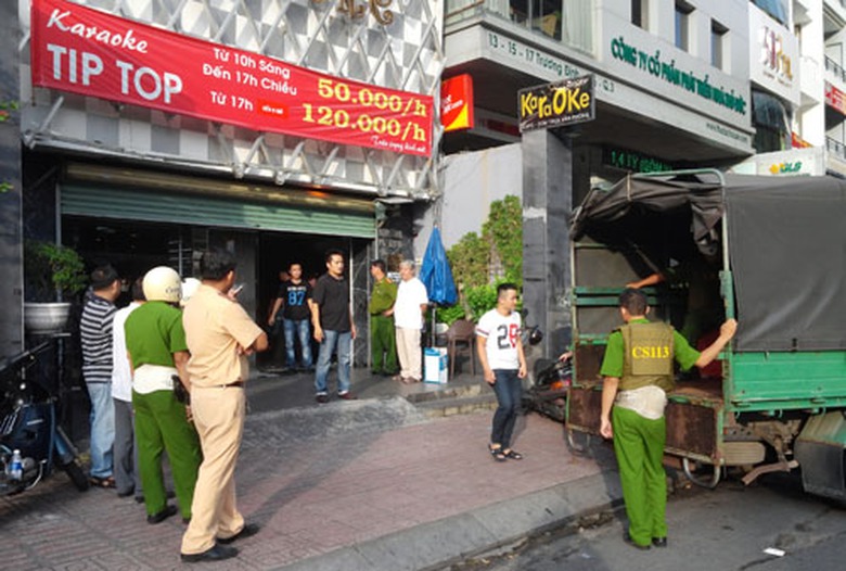Qu&aacute;n karaoke bị kiểm tra l&uacute;c s&aacute;ng sớm. Ảnh: N.V