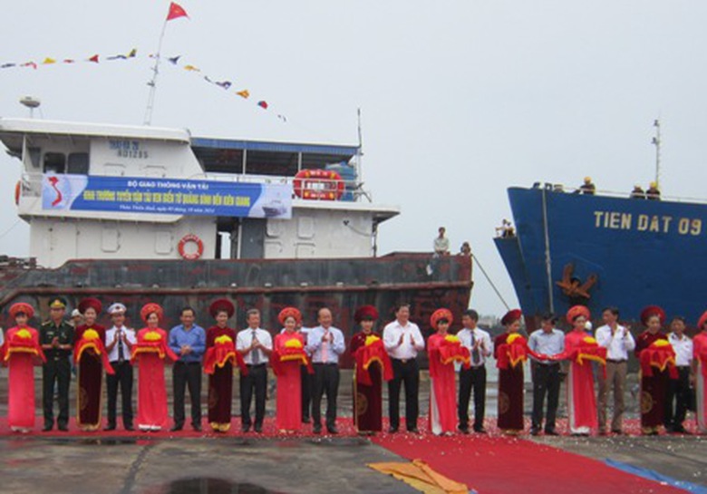 Thứ trưởng Nguyễn Văn C&ocirc;ng c&ugrave;ng c&aacute;c đại biểu cắt băng khai trương tuyến vận tải ven biển từ Quảng B&igrave;nh đến Ki&ecirc;n Giang