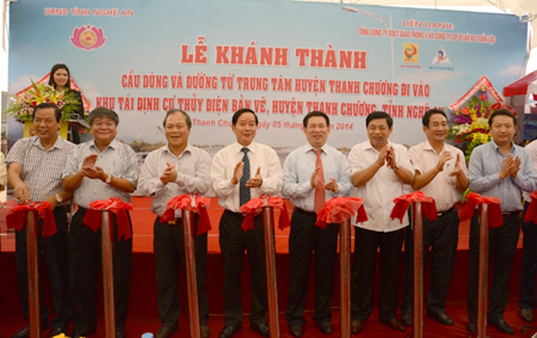 C&aacute;c đại biểu cắt băng kh&aacute;nh th&agrave;nh dự &aacute;n