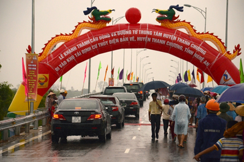 D&ugrave; trời mưa to nhưng vẫn c&oacute; rất đ&ocirc;ng người d&acirc;n địa phương đến chứng kiến giờ ph&uacute;t c&acirc;y cầu được ch&iacute;nh thức đưa v&agrave;o sử dụng