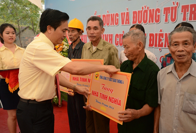 Đại diện 2 nh&agrave; thầu l&agrave; Tổng C&ocirc;ng ty XDCTGT 4 v&agrave; C&ocirc;ng ty CP Đầu tư x&acirc;y dựng Tuấn Lộc trao 20 căn nh&agrave; t&igrave;nh nghĩa cho c&aacute;c hộ gia đ&igrave;nh c&oacute; ho&agrave;n cảnh kh&oacute; khăn ở huyện Thanh Chương