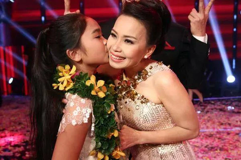 Thiện Nh&acirc;n v&agrave; HLV Cẩm Ly hạnh ph&uacute;c khi gi&agrave;nh chiến thắng