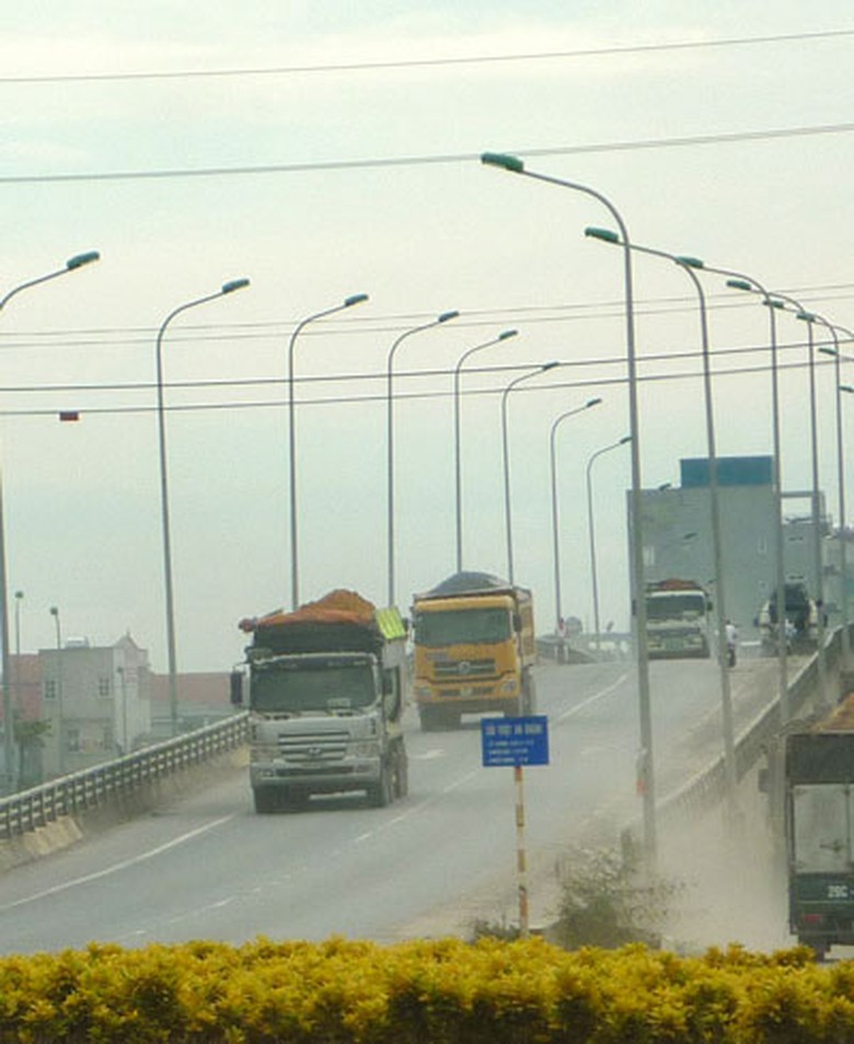 Xe tải tấp nập chạy qua cầu