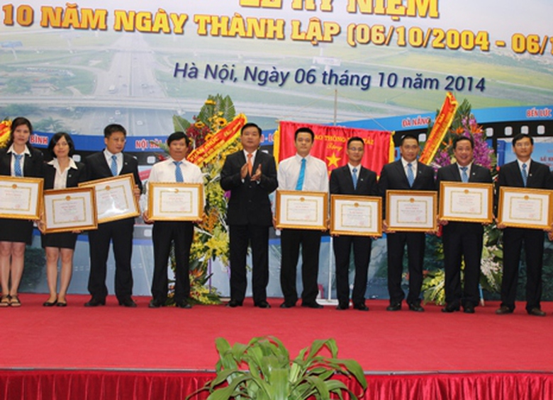 Bộ trưởng Đinh La Thăng trao bằng khen cho c&aacute;c tập thể, c&aacute; nh&acirc;n c&oacute; th&agrave;nh t&iacute;ch xuất sắc của VEC