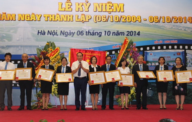 Thứ trưởng Bộ GTVT Nguyễn Hồng Trường trao kỷ niệm chương V&igrave; Sự nghiệp GTVT cho c&aacute;c c&aacute;n bộ, nh&acirc;n vi&ecirc;n của VEC