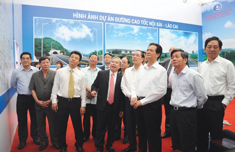 Thủ tướng Nguyễn Tấn Dũng v&agrave; c&aacute;c đại biểu nghe Tổng gi&aacute;m đốc VEC giới thiệu về dự &aacute;n cao tốc Nội B&agrave;i - L&agrave;o Cai trong dịp th&ocirc;ng xe