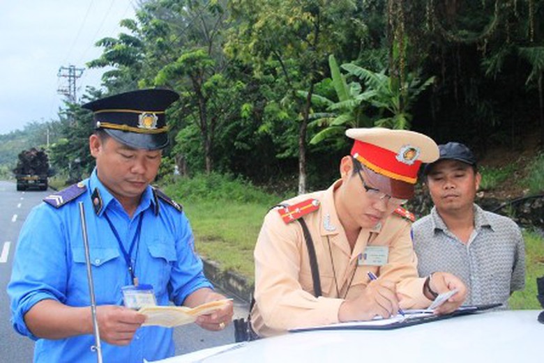 C&aacute;c xe chở qu&aacute; tải tr&ecirc;n 50%