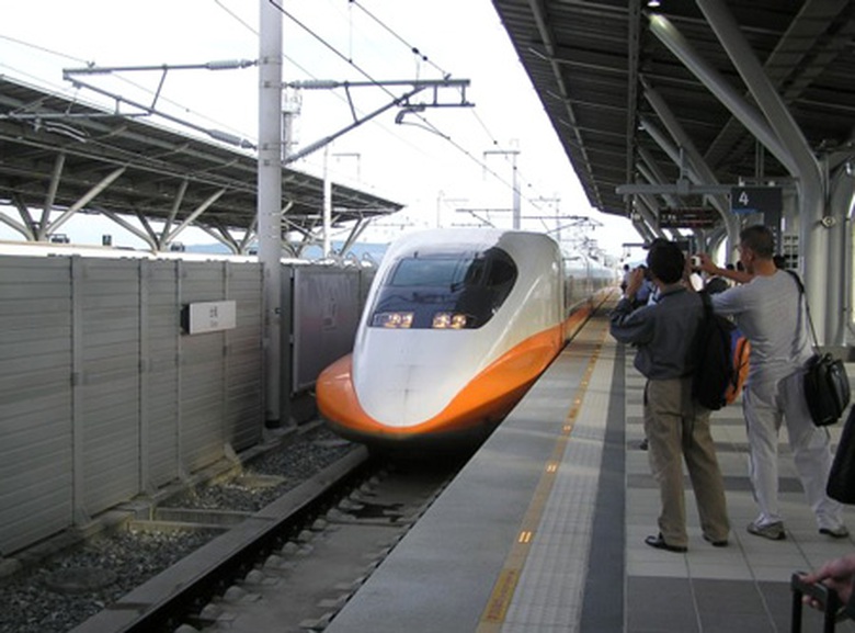 Xe lửa cao tốc THSR ở Đ&agrave;i Loan