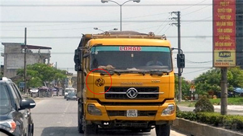 Logo v&agrave;ng được d&aacute;n tr&ecirc;n c&aacute;c xe tải tại c&aacute;c tỉnh ph&iacute;a Nam được cho l&agrave; dấu hiệu bảo k&ecirc; xe qu&aacute; tải . Ảnh theo VTC