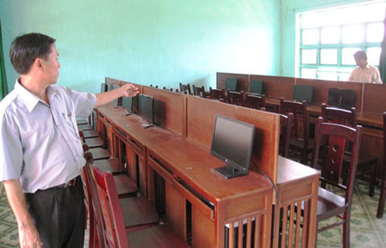 Ph&ograve;ng m&aacute;y kh&aacute; khang trang của Trường THCS Quang Trung tr&ugrave;m mền do thiếu gi&aacute;o vi&ecirc;n Tin học