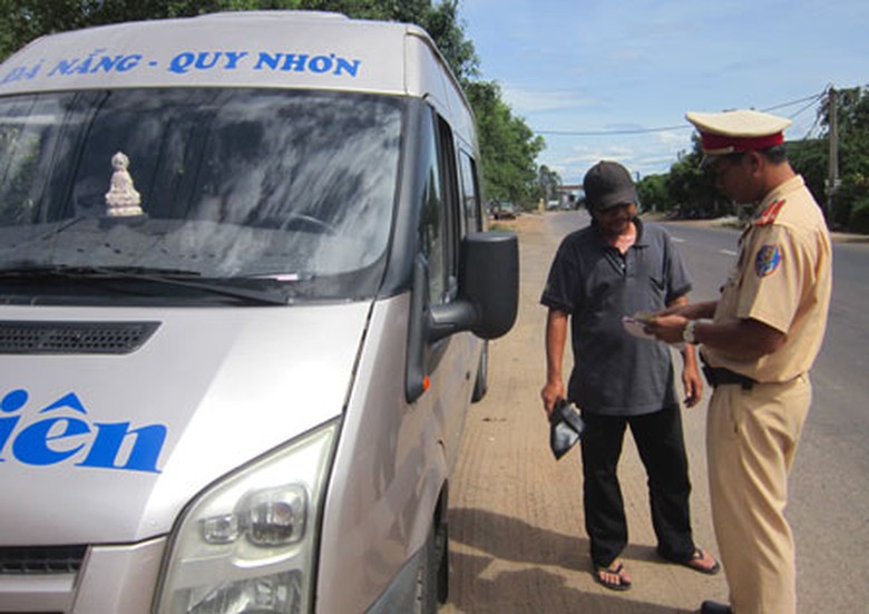 CSGT B&igrave;nh Định th&ocirc;ng b&aacute;o (ảnh to) v&agrave; xử l&yacute; (ảnh nhỏ) trường hợp vi phạm giao th&ocirc;ng bằng h&igrave;nh thức phạt nguội Ảnh: Duy Lợi