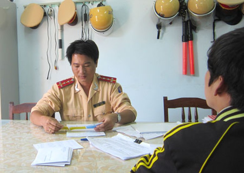 CSGT B&igrave;nh Định xử l&yacute; trường hợp vi phạm giao th&ocirc;ng bằng h&igrave;nh thức phạt nguội Ảnh: Duy Lợi