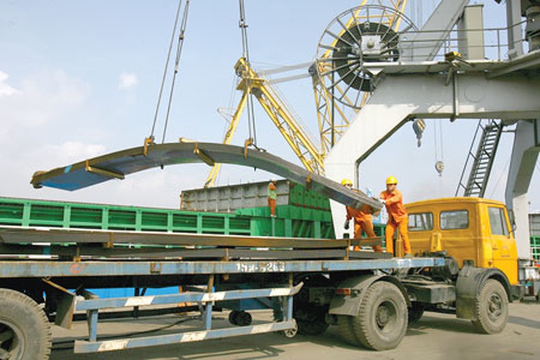 Chuyển th&eacute;p từ t&agrave;u biển l&ecirc;n xe đầu k&eacute;o tại Cảng Hải Ph&ograve;ngẢnh: Thanh B&igrave;nh