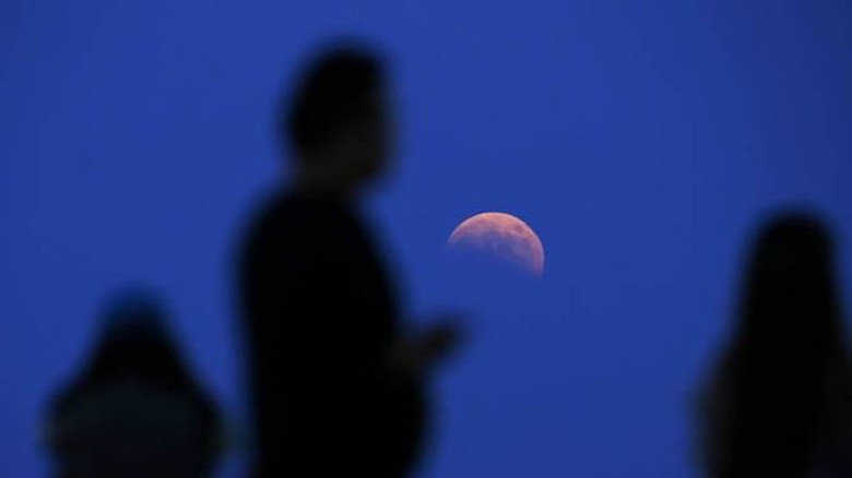 Người d&acirc;n ngắm cảnh tượng thi&ecirc;n văn kỳ th&uacute; v&agrave; hiếm hoi tại một s&acirc;n tennis ở th&agrave;nh phố Thượng Hải, Trung Quốc. Ảnh: Reuters