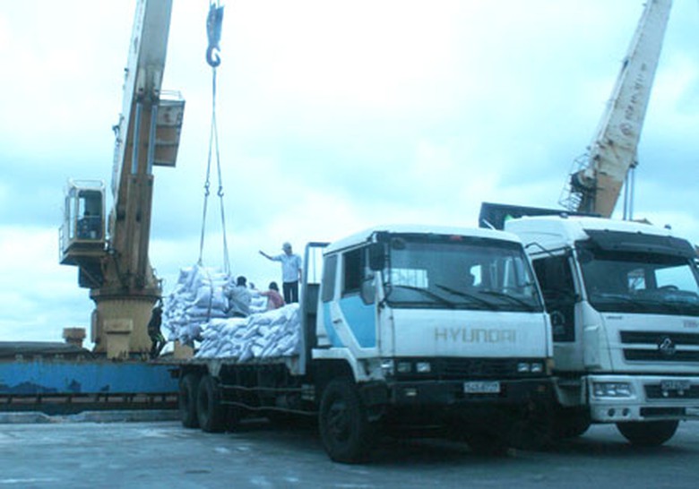 Xe chờ xếp h&agrave;ng rời ở cảng Nh&agrave; Rồng - Kh&aacute;nh Hội