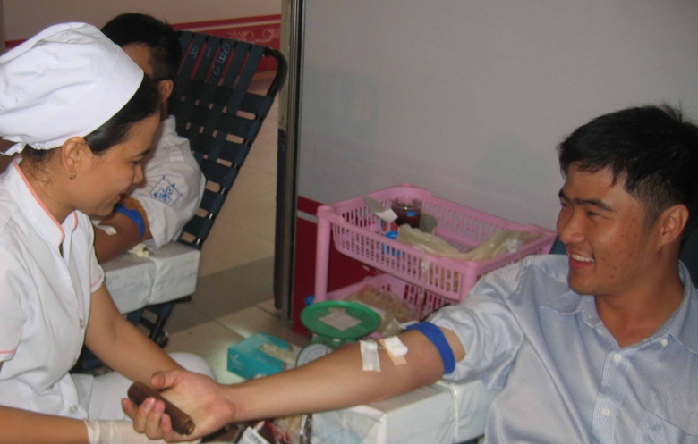 C&aacute;c bạn thanh ni&ecirc;n tham gia hiến m&aacute;u