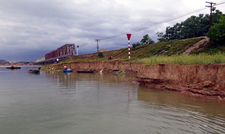 Sạt lở nghi&ecirc;m trọng tại bờ Nam cầu đường sắt Y&ecirc;n Xu&acirc;n