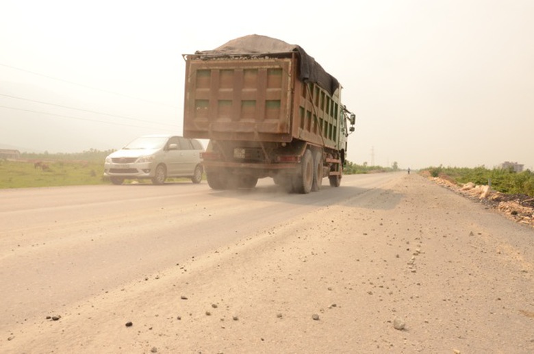 xe chở đ&aacute; c&oacute; ngọn hoạt động trưa ng&agrave;y 9/10 tr&ecirc;n địa phận do nh&agrave; thầu Xuan Trương thi cong