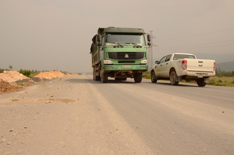 xe chở đ&aacute; chạy rầm rập đ&atilde; khiến mặt đường bị l&uacute;n th&agrave;nh v&ecirc;t d&agrave;i