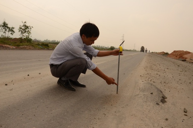 nhiều vị tr&iacute; tại khu vực tập trung nhiều xe từ mỏ đ&aacute; ra, mặt đường đ&atilde; bị l&uacute;n s&acirc;u