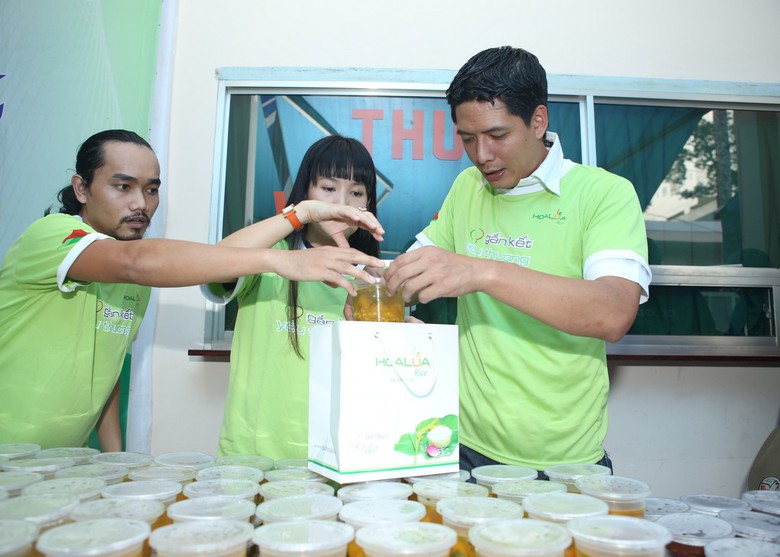 Với sự nhiệt t&igrave;nh v&agrave; hết l&ograve;ng v&igrave; những bệnh nh&acirc;n ngh&egrave;o, ng&agrave;y 10/10, MC Quyền Linh, vợ chồng diễn vi&ecirc;n B&igrave;nh Minh c&ugrave;ng c&aacute;c nghệ sĩ kh&aacute;c đ&atilde; c&oacute; một buổi l&agrave;m việc &yacute; nghĩa tại bệnh viện H&ugrave;ng Vương trong khu&ocirc;n khổ hoạt động Gắn kết y&ecirc;u thương.