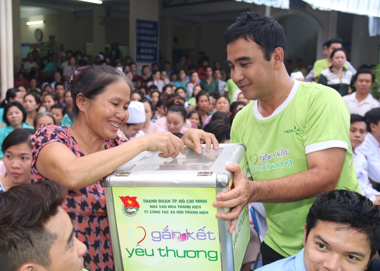 Với sự nhiệt t&igrave;nh v&agrave; hết l&ograve;ng v&igrave; những bệnh nh&acirc;n ngh&egrave;o, ng&agrave;y 10/10, MC Quyền Linh, vợ chồng diễn vi&ecirc;n B&igrave;nh Minh c&ugrave;ng c&aacute;c nghệ sĩ kh&aacute;c đ&atilde; c&oacute; một buổi l&agrave;m việc &yacute; nghĩa tại bệnh viện H&ugrave;ng Vương trong khu&ocirc;n khổ hoạt động Gắn kết y&ecirc;u thương. 