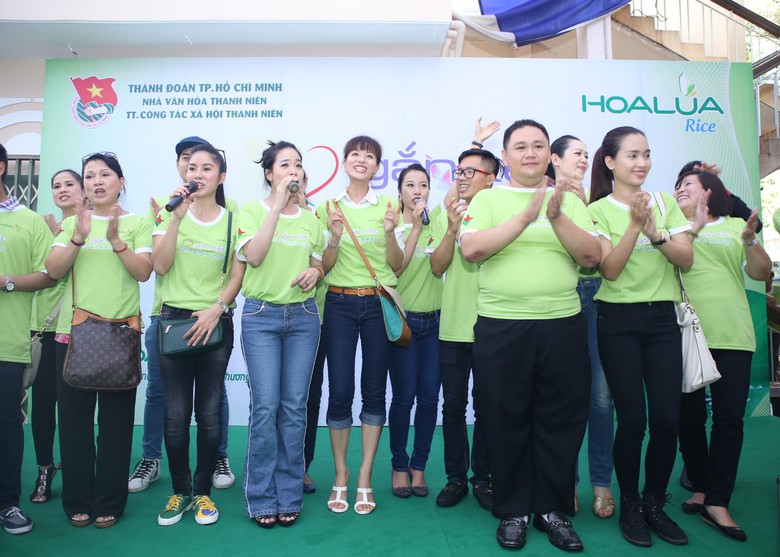 C&ugrave;ng với những m&oacute;n qu&agrave; ấy, ch&iacute;nh l&agrave; phần giao lưu, chia sẻ v&agrave; ca h&aacute;t của c&aacute;c nghệ sỹ tham gia gi&uacute;p cho kh&ocirc;ng kh&iacute; của chương tr&igrave;nh Gắn kết y&ecirc;u thương th&ecirc;m ấm &aacute;p v&agrave; c&oacute; m&agrave;u sắc hy vọng, tươi vui.