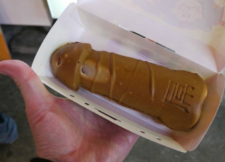 Một chiếc b&aacute;nh l&agrave;m từ bột ng&ocirc; c&oacute; h&igrave;nh dạng của qu&yacute;. Đ&acirc;y l&agrave; một m&oacute;n ăn nhanh được nhiều người ưu th&iacute;ch bởi ch&uacute;ng rất ngon v&agrave; đặc biệt l&agrave; sexy.