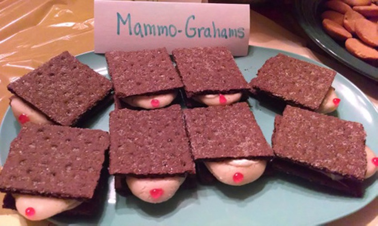 Những chiếc b&aacute;nh quy g&acirc;y ấn tượng bởi phần kem m&agrave;u hồng v&agrave; một vi&ecirc;n hạnh nh&acirc;n ở giữa. Nh&igrave;n ch&uacute;ng, bất cứ người đ&agrave;n &ocirc;ng n&agrave;o cũng phải muốn nếm thử.