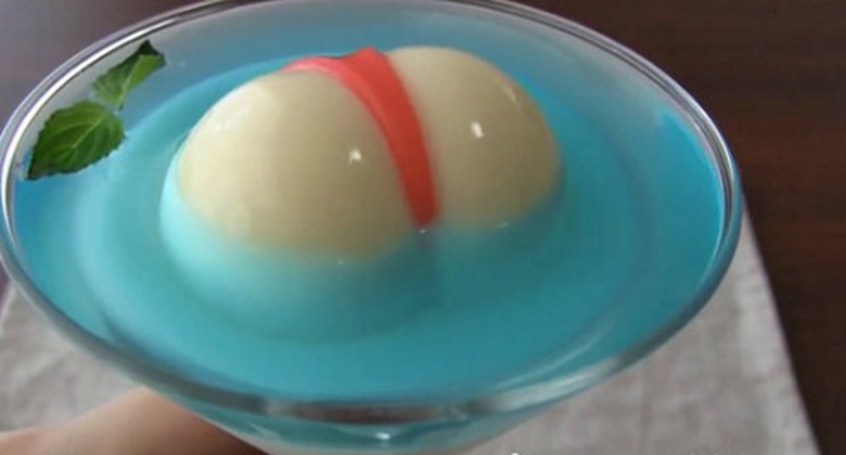 Một pudding c&oacute; h&igrave;nh dạng một cặp m&ocirc;ng được tạo ra tại một nh&agrave; h&agrave;ng ở Nhật Bản. Trong chiếc ly, c&oacute; thạch m&agrave;u xanh, nh&acirc;n b&aacute;nh trắng v&agrave; một dải thạch m&agrave;u đỏ, trước m&oacute;n ăn n&agrave;y nhiều người đều c&oacute; sự li&ecirc;n tưởng&hellip;