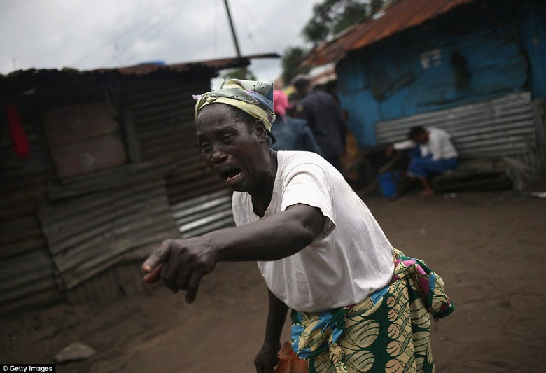 Trong văn h&oacute;a của Liberia, việc ch&ocirc;n cất người th&acirc;n với đầy đủ thủ tục lễ nghi l&agrave; v&ocirc; c&ugrave;ng quan trọng. V&igrave; vậy, khi những thi thể nhiễm bệnh bị đội cứu hộ đưa đi thi&ecirc;u, với họ, đ&oacute; l&agrave; cả một trấn động t&acirc;m l&yacute;