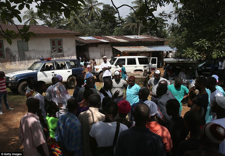 Gia đ&igrave;nh v&agrave; h&agrave;ng x&oacute;m &ocirc;ng Jonson đang thuyết phục đội cứu hộ kh&ocirc;ng đưa thi thể b&agrave; Nama đi hỏa thi&ecirc;u