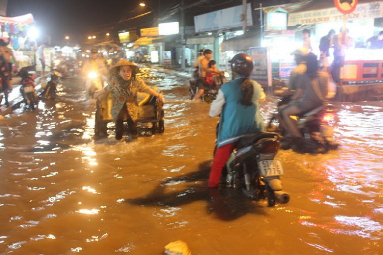 Vất vả đẩy xe tr&ecirc;n đường An Dương Vương, Q.B&igrave;nh T&acirc;n - Ảnh: Đức Ph&uacute;