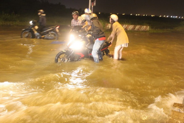 Một xe m&aacute;y sụp hố tr&ecirc;n đường Lương Định Của, Q.2. Ảnh Đức Ph&uacute;