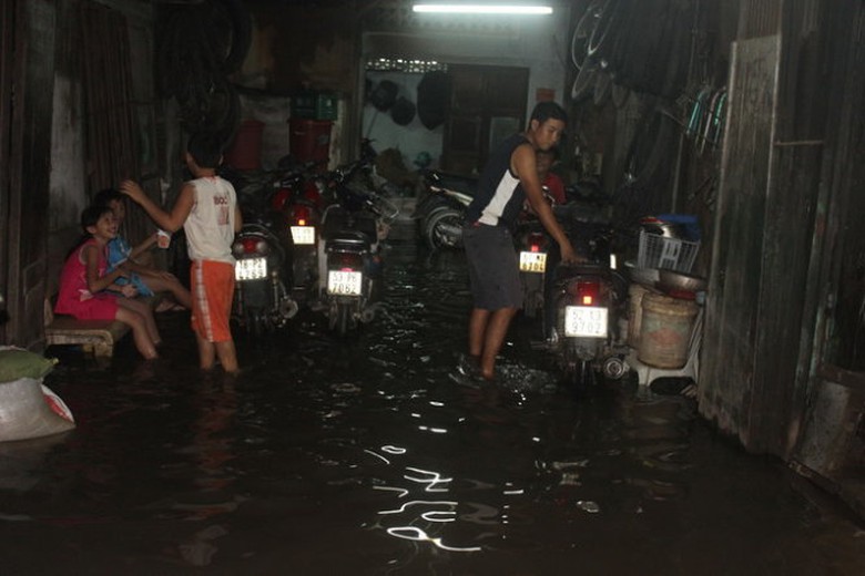 Nh&agrave; một hộ d&acirc;n đường An Dương Vương, Q.6 ngập nước. Ảnh Đức Ph&uacute;
