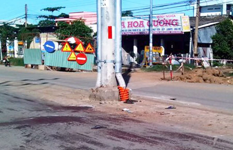 Trụ đ&egrave;n đường nơi Th&aacute;i tử vong v&igrave; tai nạn 