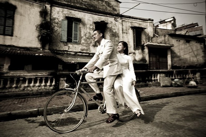 Bức ảnh n&agrave;y nằm trong bộ ảnh cưới m&agrave; Na Sơn chụp cho một đ&ocirc;i bạn trẻ ở phố cổ H&agrave; Nội năm 2008