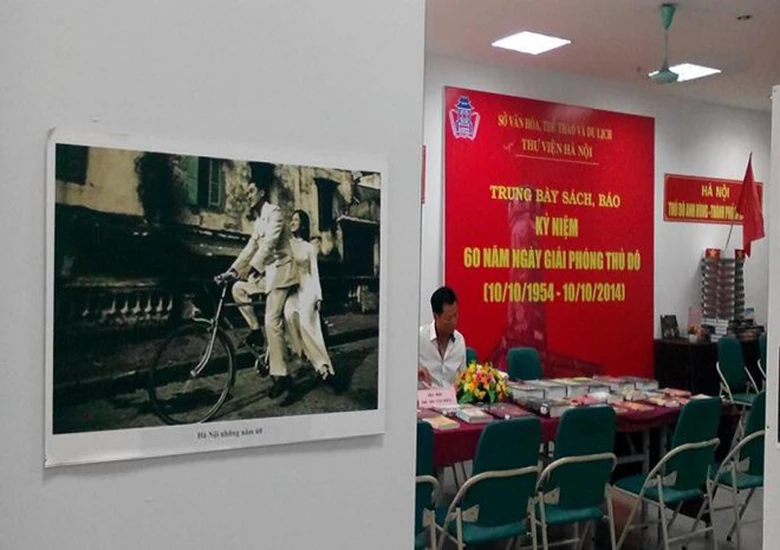 Bức ảnh của nh&agrave; nhiếp ảnh Na Sơn được thư viện H&agrave; Nội trưng b&agrave;y v&agrave; ch&uacute; th&iacute;ch sai sau đ&oacute; đ&atilde; được gỡ xuống (Ảnh: Facebook Na Sơn)