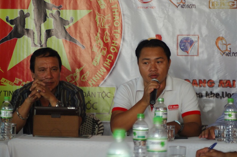 &Ocirc;ng Mai Hắc Long - Ph&oacute; Trưởng VP đại diện B&aacute;o TTTPHCM tại H&agrave; Nội điều h&agrave;nh cuộc họp b&aacute;o