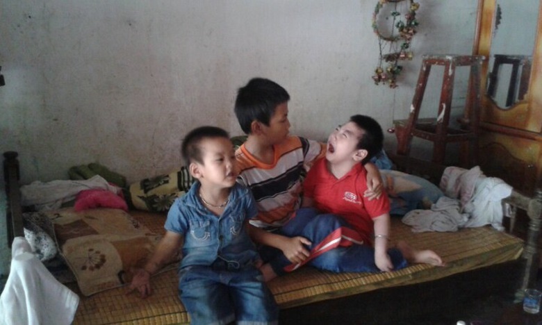 Ngo&agrave;i thời gian học, Nam c&ograve;n phụ mẹ tr&ocirc;ng nom c&aacute;c em tật nguyền.