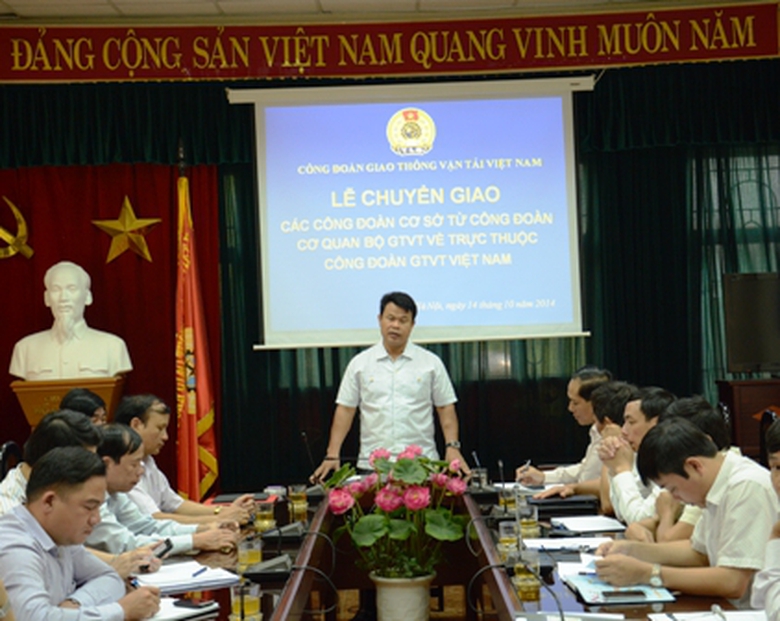 Chủ tịc C&ocirc;ng đo&agrave;n Ng&agrave;nh GTVT VN Đỗ Nga việt ph&aacute;t biểu tại lễ chuyển giao c&aacute;c c&ocirc;ng đo&agrave;n cơ sở