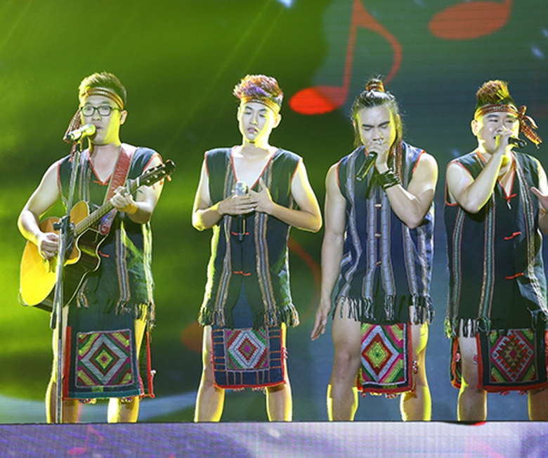 Trang phục g&acirc;y tranh c&atilde;i của nh&oacute;m F Band