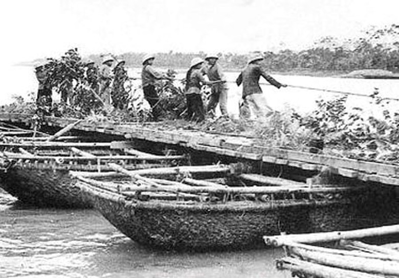 D&ugrave;ng thuyền nan bắc cầu phao