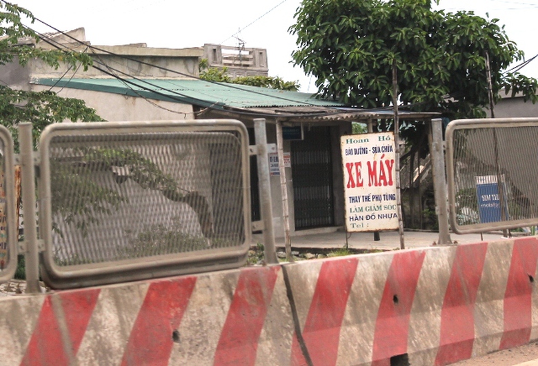 Khoảng c&aacute;ch như thế n&agrave;y đủ để chui lọt một người