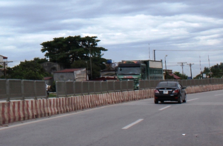 C&oacute; những đoạn đường chưa đến 20m đ&atilde; c&oacute; tới 2 tấm lưới 